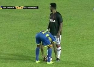 Παίκτης έλυσε τα κορδόνια του αντιπάλου που ετοιμαζόταν να εκτελέσει φάουλ