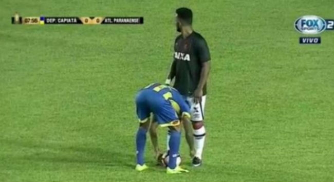 Παίκτης έλυσε τα κορδόνια του αντιπάλου που ετοιμαζόταν να εκτελέσει φάουλ Παίκτης έλυσε τα κορδόνια του αντιπάλου που ετοιμαζόταν να εκτελέσει φάουλ