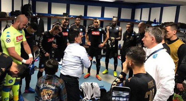 Ο Μαραντόνα “ντόπαρε” τους παίκτες της Νάπολι στα αποδυτήρια Ο Μαραντόνα “ντόπαρε” τους παίκτες της Νάπολι στα αποδυτήρια