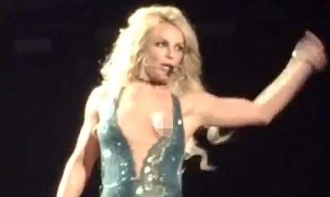 Το αποκαλυπτικό ατύχημα της Britney Spears: Τα έδειξε όλα πάνω στη σκηνή! Το αποκαλυπτικό ατύχημα της Britney Spears: Τα έδειξε όλα πάνω στη σκηνή!