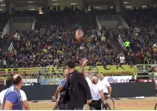 Η συγκινητική στιγμή στο ΟΑΚΑ (vid)