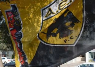 Η σημαία της ΑΕΚ στο τρισάγιο στη μνήμη του Παντελή Παντελίδη