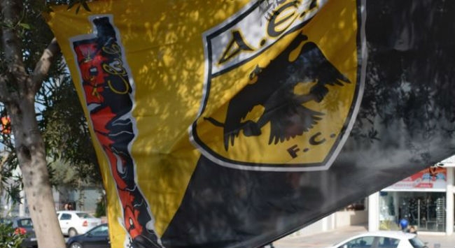 Η σημαία της ΑΕΚ στο τρισάγιο στη μνήμη του Παντελή Παντελίδη