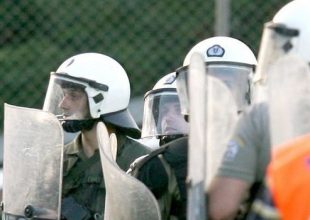 Γυαλιά καρφιά στην παραλία από οπαδούς της Σάλκε