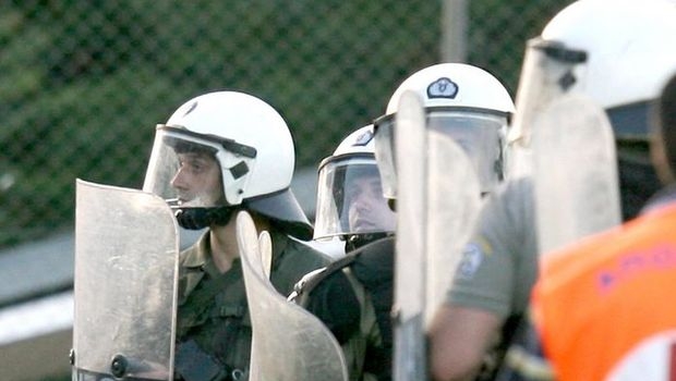 Γυαλιά καρφιά στην παραλία από οπαδούς της Σάλκε