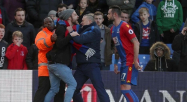 Οπαδός της Κρίσταλ Πάλας πήγε να γρονθοκοπήσει παίκτη της ομάδας του!