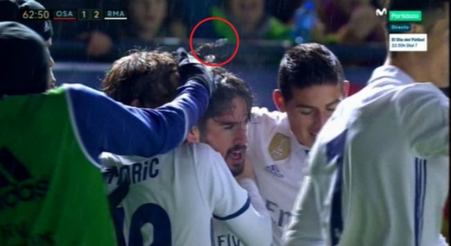Πέταξαν αντικείμενο στους παίκτες της Ρεάλ κατά τους πανηγυρισμούς