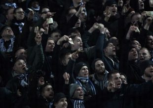 H φωτογραφία με οπαδούς της Σάλκε να κουνούν πενηντάευρα προς τους Έλληνες