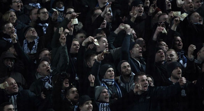 H φωτογραφία με οπαδούς της Σάλκε να κουνούν πενηντάευρα προς τους Έλληνες