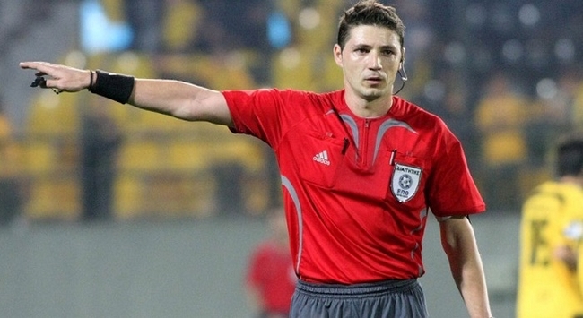 Ατάκα με υπονοούμενα για τον διαιτητή του ματς με τον Ολυμπιακό Ατάκα με υπονοούμενα για τον διαιτητή του ματς με τον Ολυμπιακό