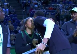 Πήρε τη φανέλα του All Star και φίλησε on camera την κοπέλα του o Giannis