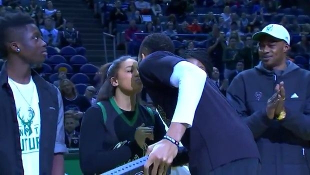 Πήρε τη φανέλα του All Star και φίλησε on camera την κοπέλα του o Giannis Πήρε τη φανέλα του All Star και φίλησε on camera την κοπέλα του o Giannis