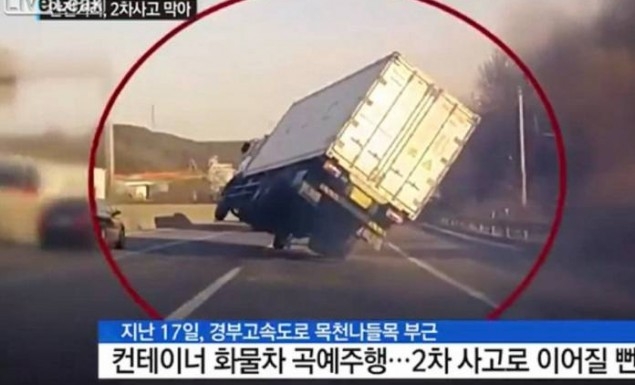 Απίστευτο! Οδηγός επανακτά τον έλεγχο φορτηγού που ισορροπούσε στις δυο του ρόδες