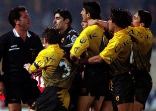 Όταν η ΑΕΚ νικούσε τον Ολυμπιακό με εννιά παίκτες (vid)