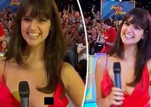 Παρουσιάστρια χωρίς εσώρουχο βάζει το μικρόφωνο ανάμεσα στα στήθη της και πέφτει το φόρεμα! (video)