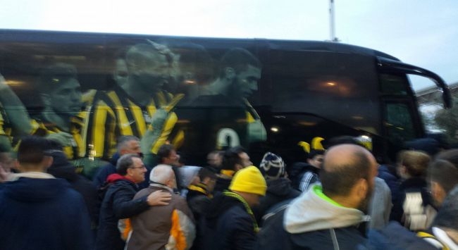 Αποθέωση για την ΑΕΚΑΡΑ στην άφιξη της (vid)