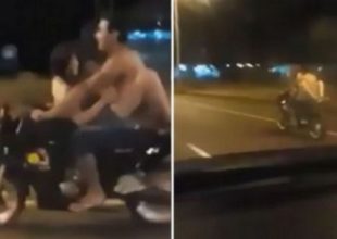 Ερωτοτροπούσαν εν κινήσει πάνω στη μηχανή! (vid)