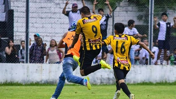 Απίστευτο ξύλο παικτών – φιλάθλων σε γήπεδο της Αργεντινής