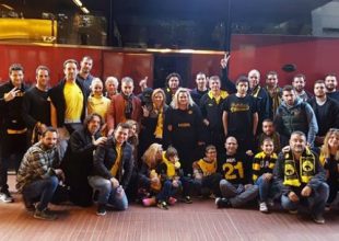 Με τύμπανα και συνθήματα έξω απ’ το ξενοδοχείο (VIDEO)