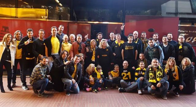 Με τύμπανα και συνθήματα έξω απ’ το ξενοδοχείο (VIDEO)