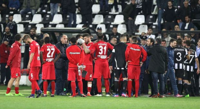 Πέταξε μπουκάλι στον Σολτάνι ο Λουτσέσκου Πέταξε μπουκάλι στον Σολτάνι ο Λουτσέσκου