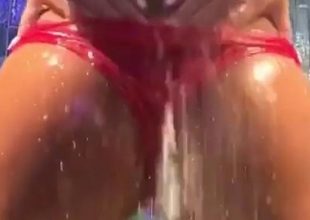 «Έριξε» το instagram με το αισθησιακό της ντους η Katy Price