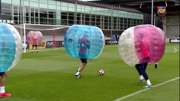 Ξέσκασαν με Bubble football οι αστέρες της Μπαρτσελόνα Ξέσκασαν με Bubble football οι αστέρες της Μπαρτσελόνα