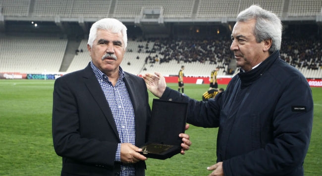 Βράβευσε τον Παράσχο η ΑΕΚ!