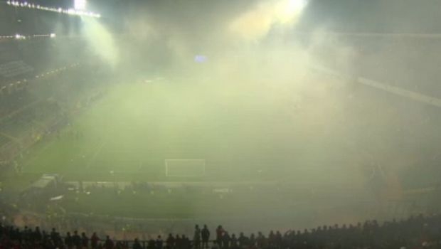 Προσωρινή διακοπή στο Ιταλία – Αλβανία λόγω καπνογόνων Προσωρινή διακοπή στο Ιταλία – Αλβανία λόγω καπνογόνων