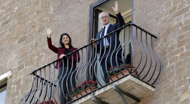 Έγινε… πολιτικός ο Ρανιέρι και χαιρετάει από μπαλκόνια! Έγινε… πολιτικός ο Ρανιέρι και χαιρετάει από μπαλκόνια!