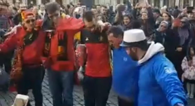 Έλληνες και Βέλγοι χορεύουν μαζί συρτάκι! Έλληνες και Βέλγοι χορεύουν μαζί συρτάκι!