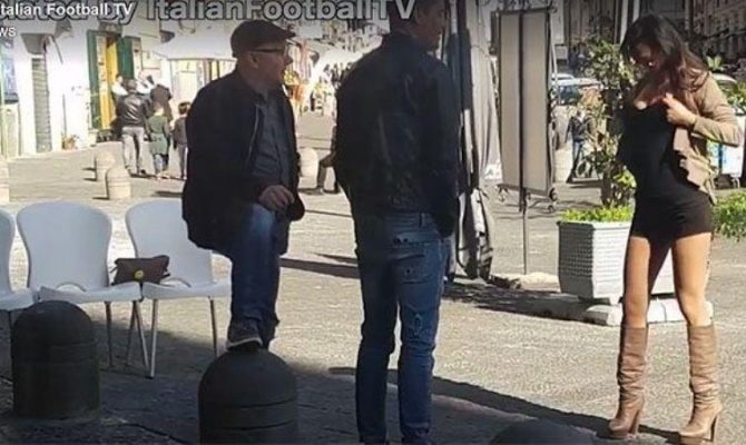 «Σεξοβόμβα» προκαλεί Ναπολιτάνους να φωνάξουν «Forza Real» για να τους δείξει το στήθος της! (video)