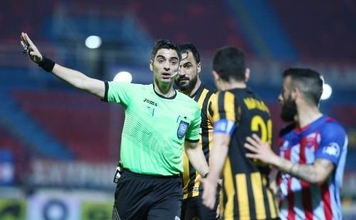 Ο Παπαδόπουλος σφυρίζει το ντέρμπι