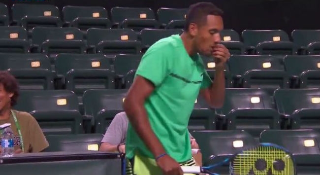 Ο Κύργιος “τσίμπησε” πατάτες τηγανητές την ώρα του αγώνα Ο Κύργιος “τσίμπησε” πατάτες τηγανητές την ώρα του αγώνα