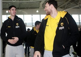 Με τον ύμνο της ΑΕΚ προσγειώθηκε η αποστολή! (BINTEO)