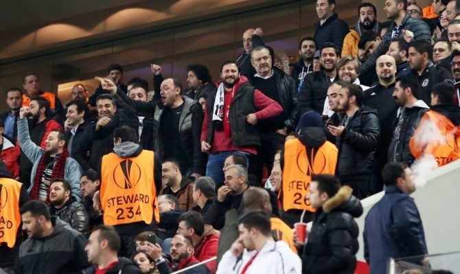 Oπαδοί της Μπεσικτάς ξυλοφόρτωσαν άγρια καταστηματάρχη κοντά στο Καραϊσκάκη!