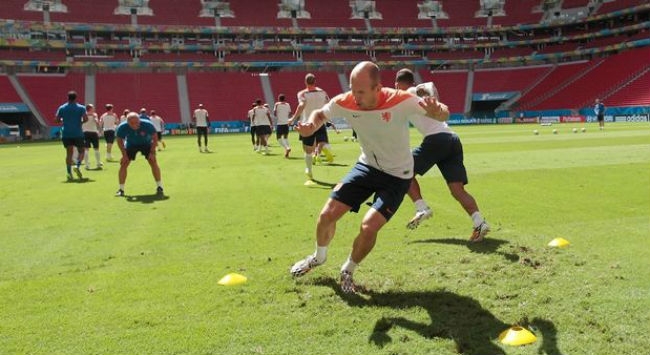 Ο Ρόμπεν έβαλε την Ολλανδία πάνω από την Μπάγερν Ο Ρόμπεν έβαλε την Ολλανδία πάνω από την Μπάγερν