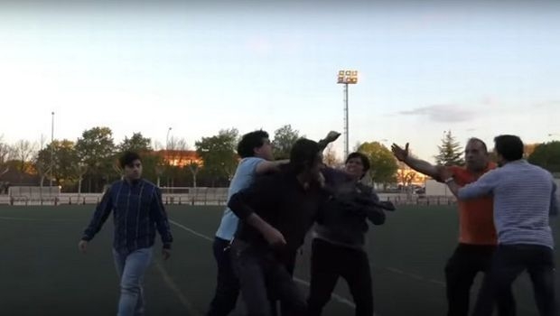 Απίστευτο: Άγριο ξύλο μεταξύ γονέων σε παιδικό αγώνα!