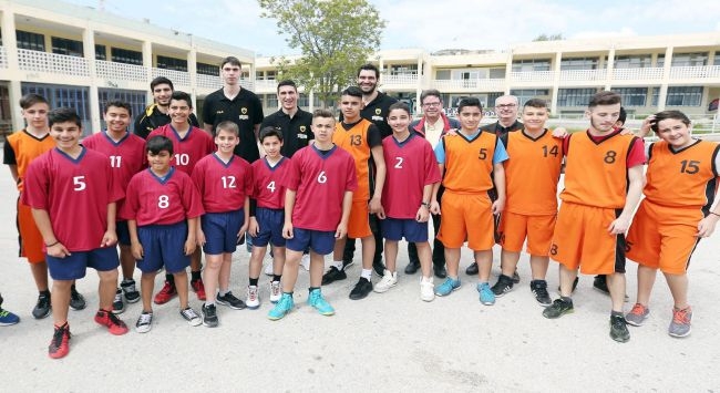 Η Βασίλισσα στο γυμνάσιο της Αγίας Βαρβάρας (pics)