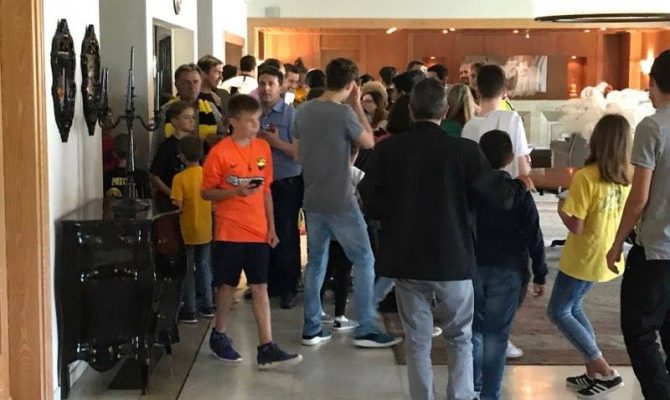 Λαϊκό προσκύνημα στον ξενοδοχείο, «αιχμάλωτος» ο Αραούχο