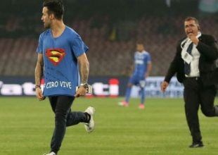 Εισβολέας με “τρελό” μπλουζάκι όρμησε στον Ιγκουαΐν!