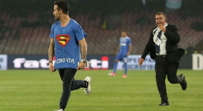 Εισβολέας με “τρελό” μπλουζάκι όρμησε στον Ιγκουαΐν!