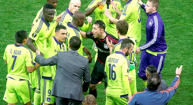 Ο Ολυμπιακός είχε σβήσει υλικό με επεισόδια και με την Άντερλεχτ!