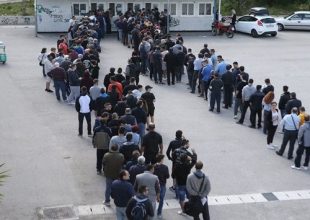 Δεύτερη μέρα στα εκδοτήρια, πάει να «σπάσει» το φράγμα