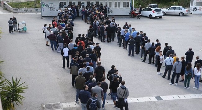 Δεύτερη μέρα στα εκδοτήρια, πάει να «σπάσει» το φράγμα