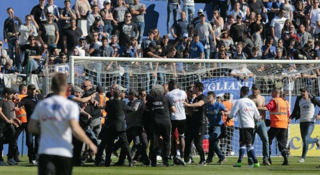 Ξύλο μεταξύ παικτών και οπαδών στο Μπαστιά-Λιόν Ξύλο μεταξύ παικτών και οπαδών στο Μπαστιά-Λιόν