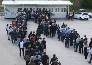 Ανοιχτά και την Κυριακή για… «μαγικά χαρτάκια»