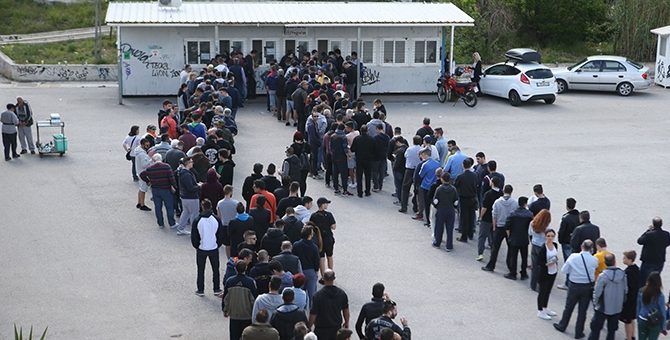 Ανοιχτά και την Κυριακή για… «μαγικά χαρτάκια»