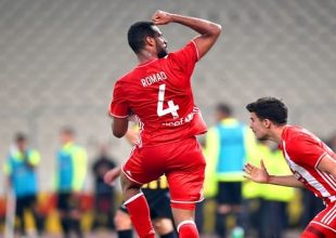 Προκλητικός ο Ρομαό έκανε χειρονομίες στον κόσμο της ΑΕΚ (VIDEO)