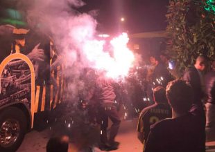 Έκαναν τη νύχτα μέρα στη Λάρισα – «Φέρτε μας το πρωτάθλημα και το Κύπελλο»